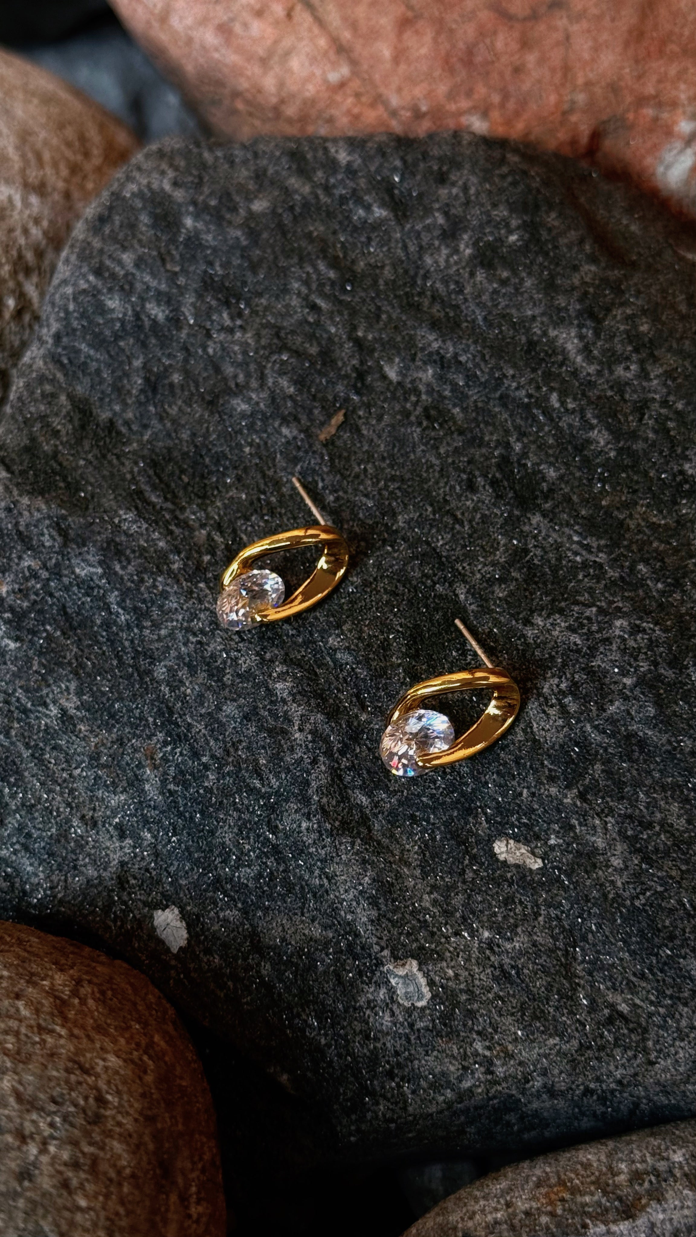FLUID TWIST SOLITAIRE STUD EARRINGS