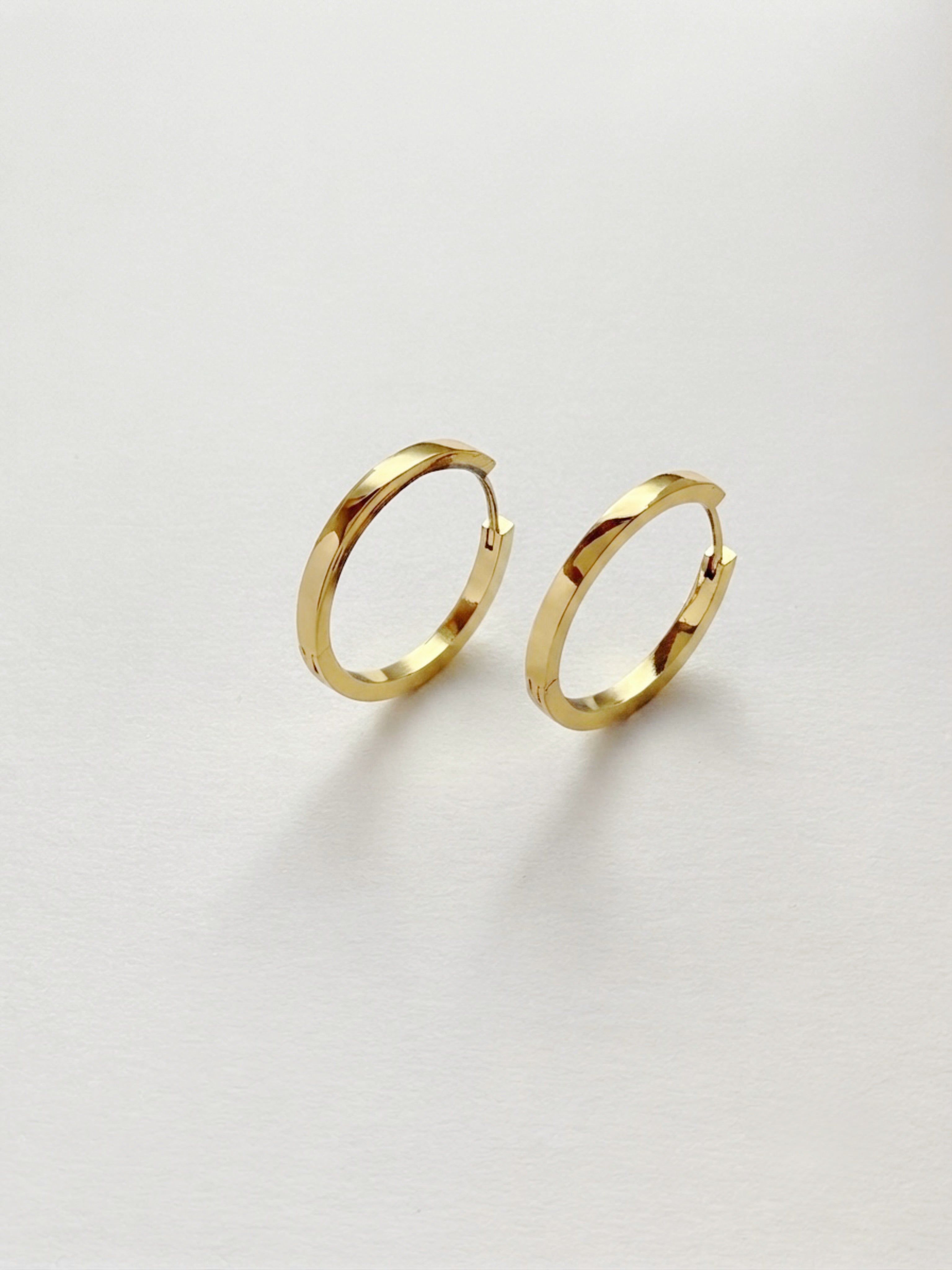 CLASSIC GOLD SLEEK HOOP EARRINGS