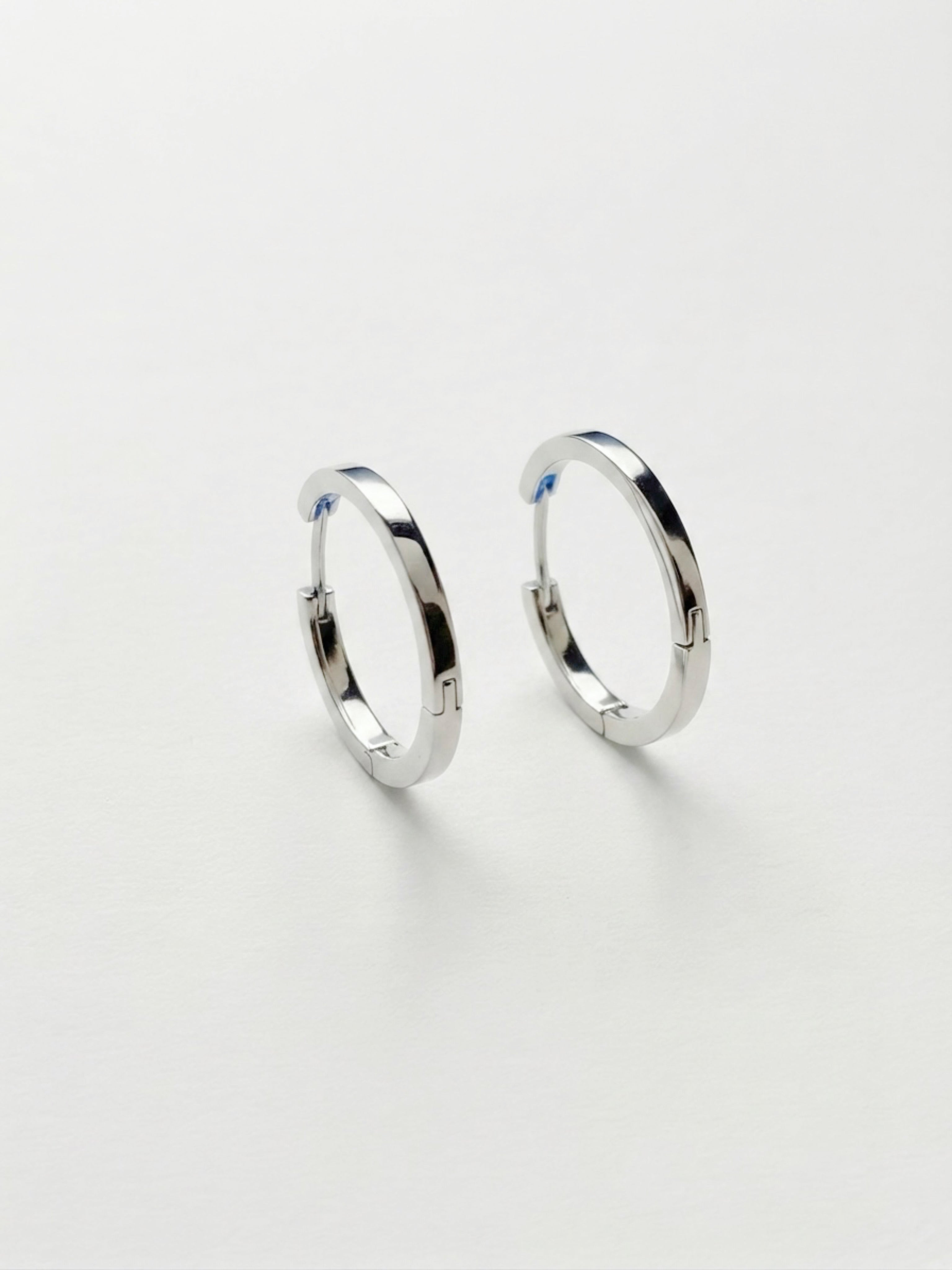 CLASSIC SILVER SLEEK HOOP EARRINGS