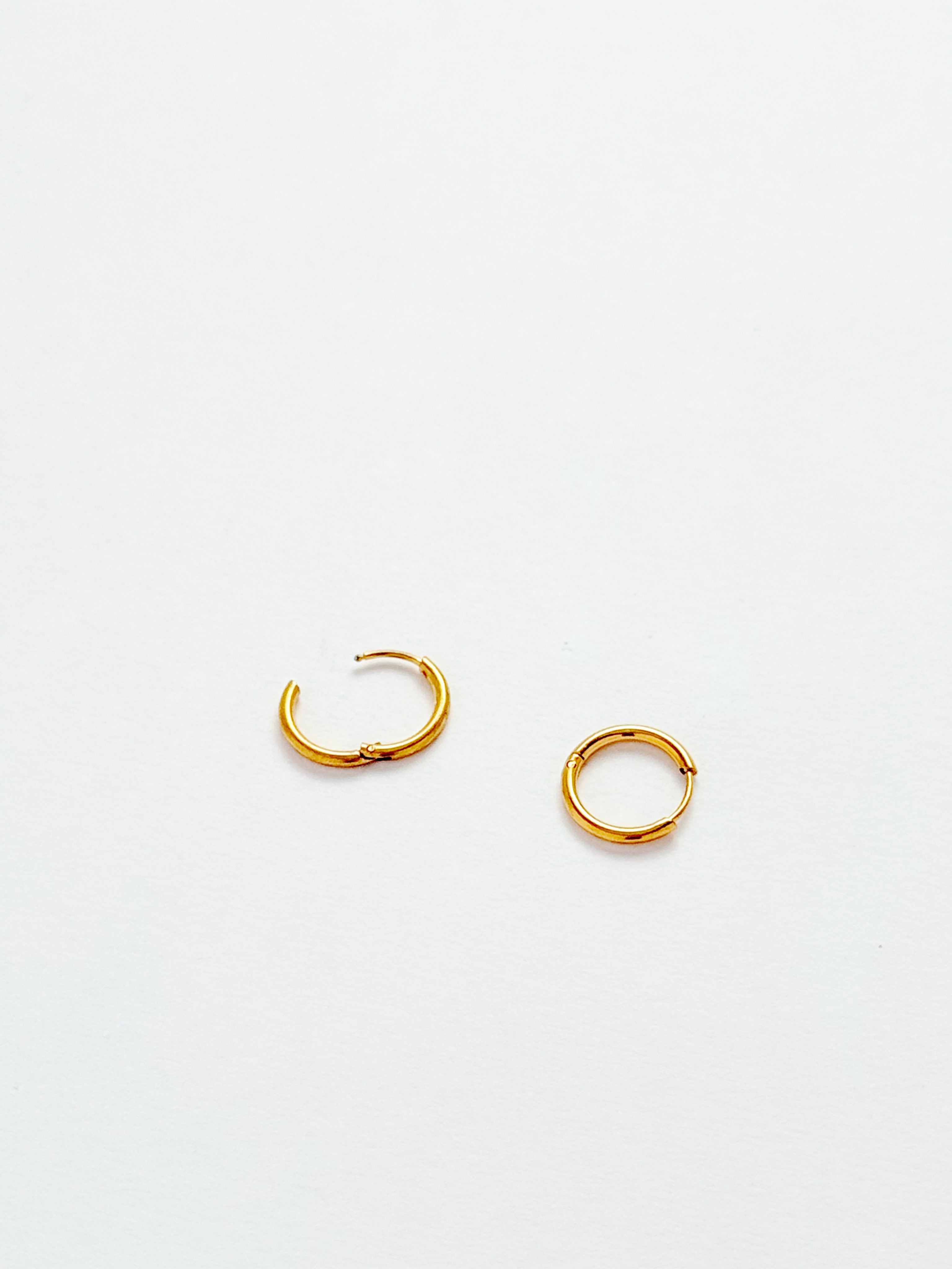 GOLD MINIMAL HOOP EARRINGS