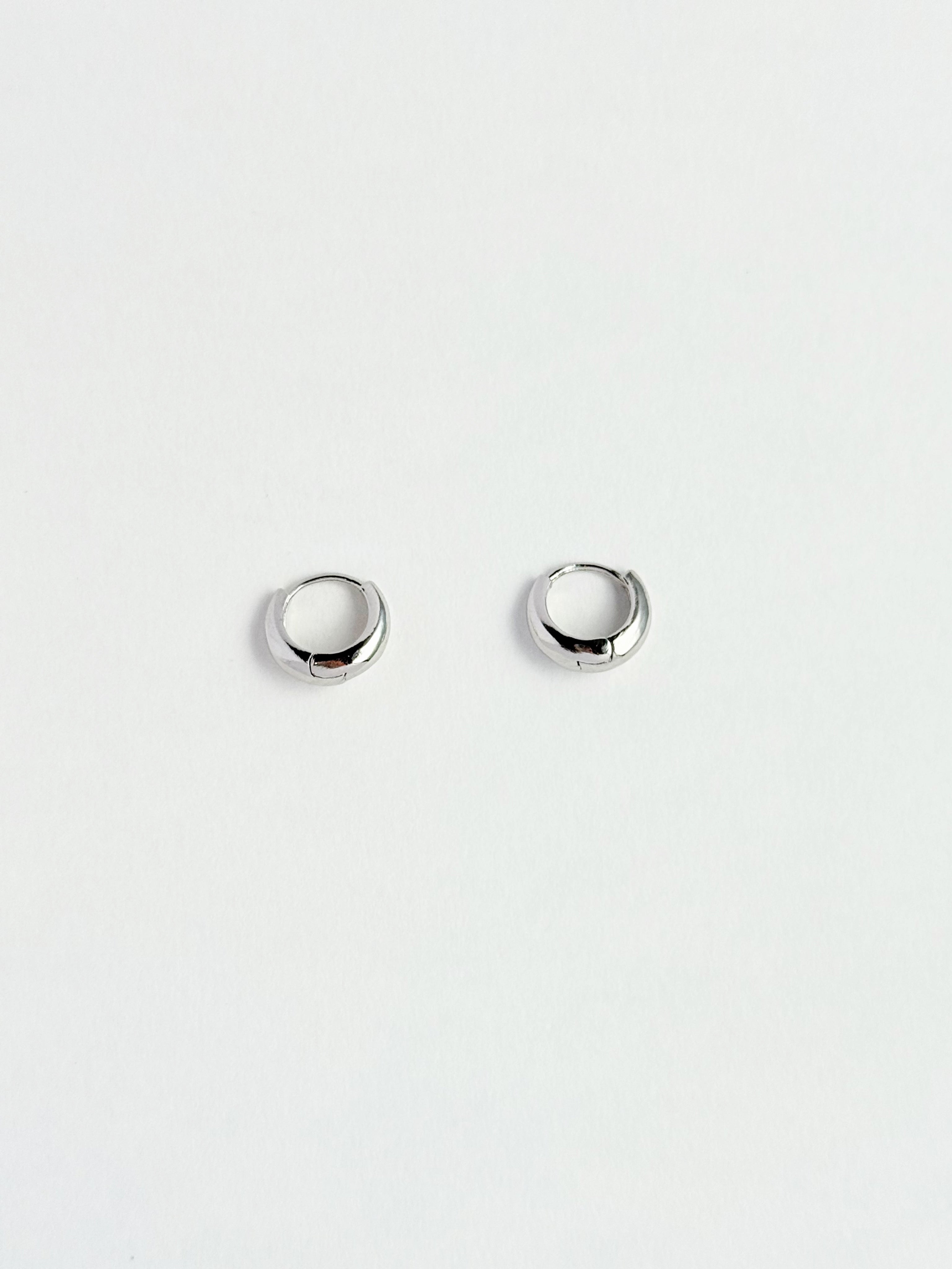 SILVER MOLTEN HUGGER HOOPS