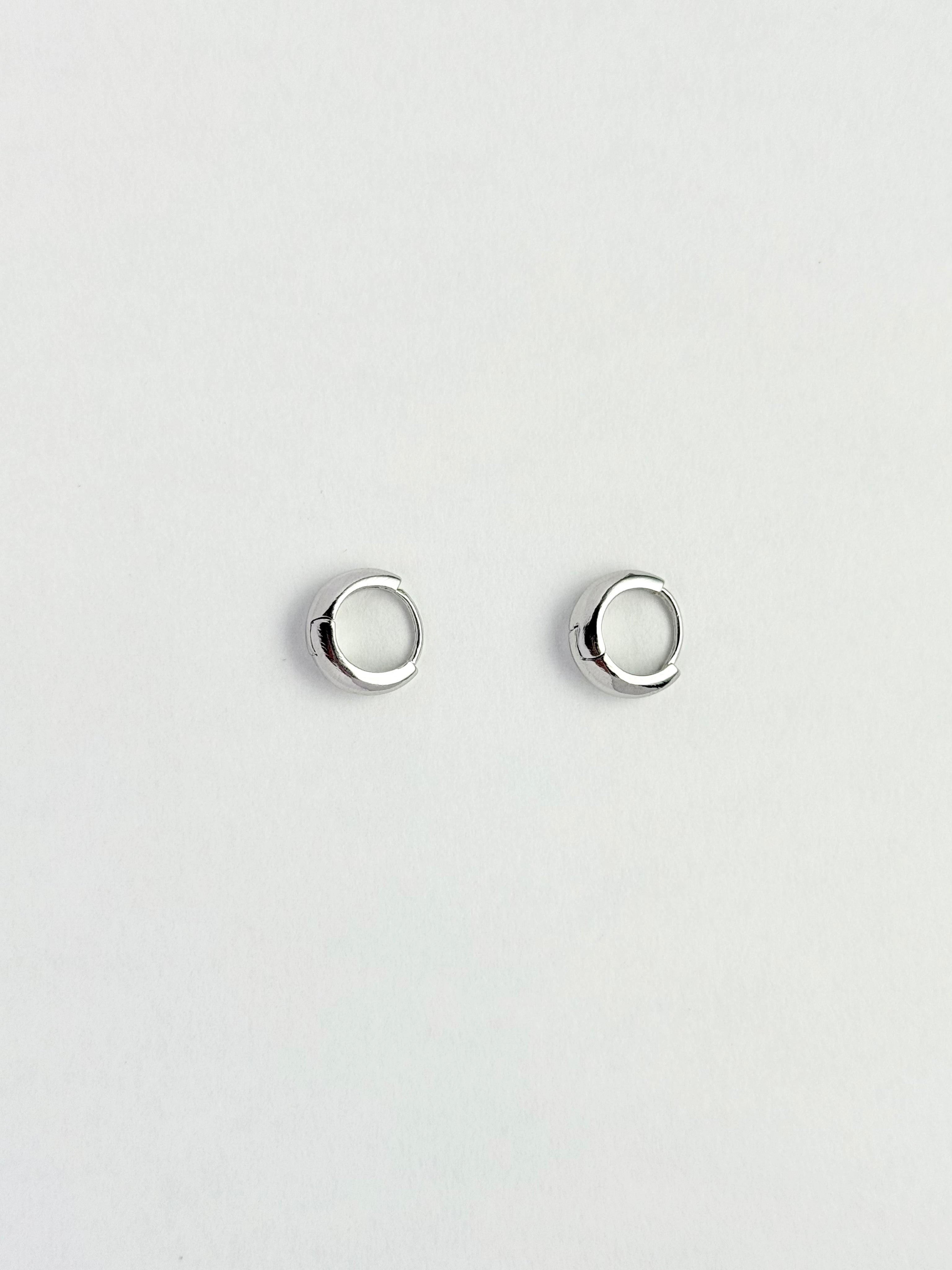 SILVER MOLTEN HUGGER HOOPS