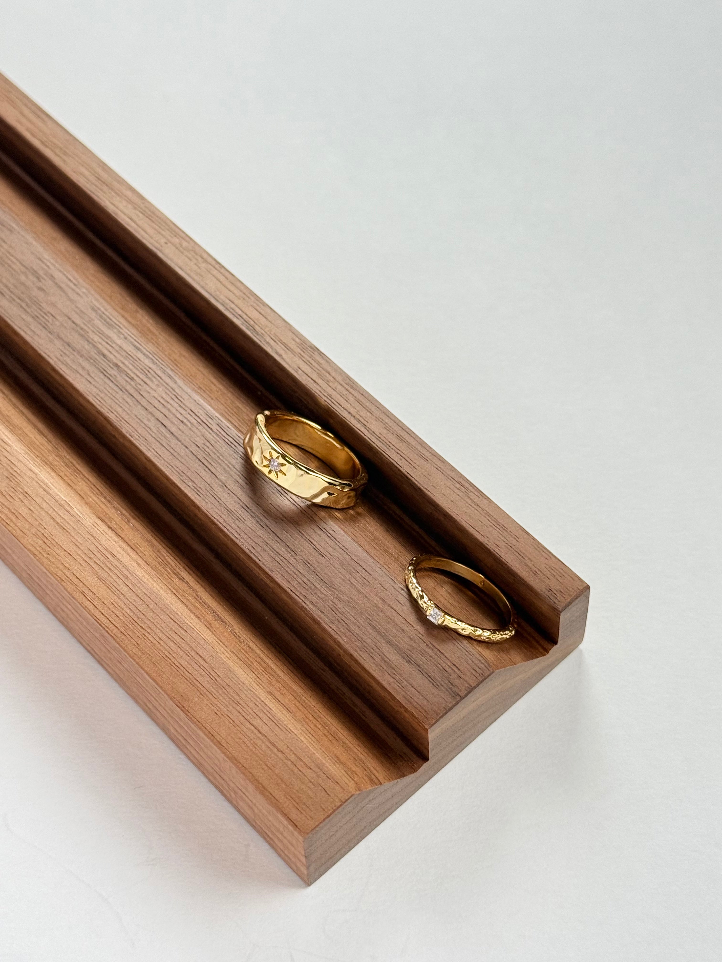 SINGLE-STONE MINIMALIST BAND RING