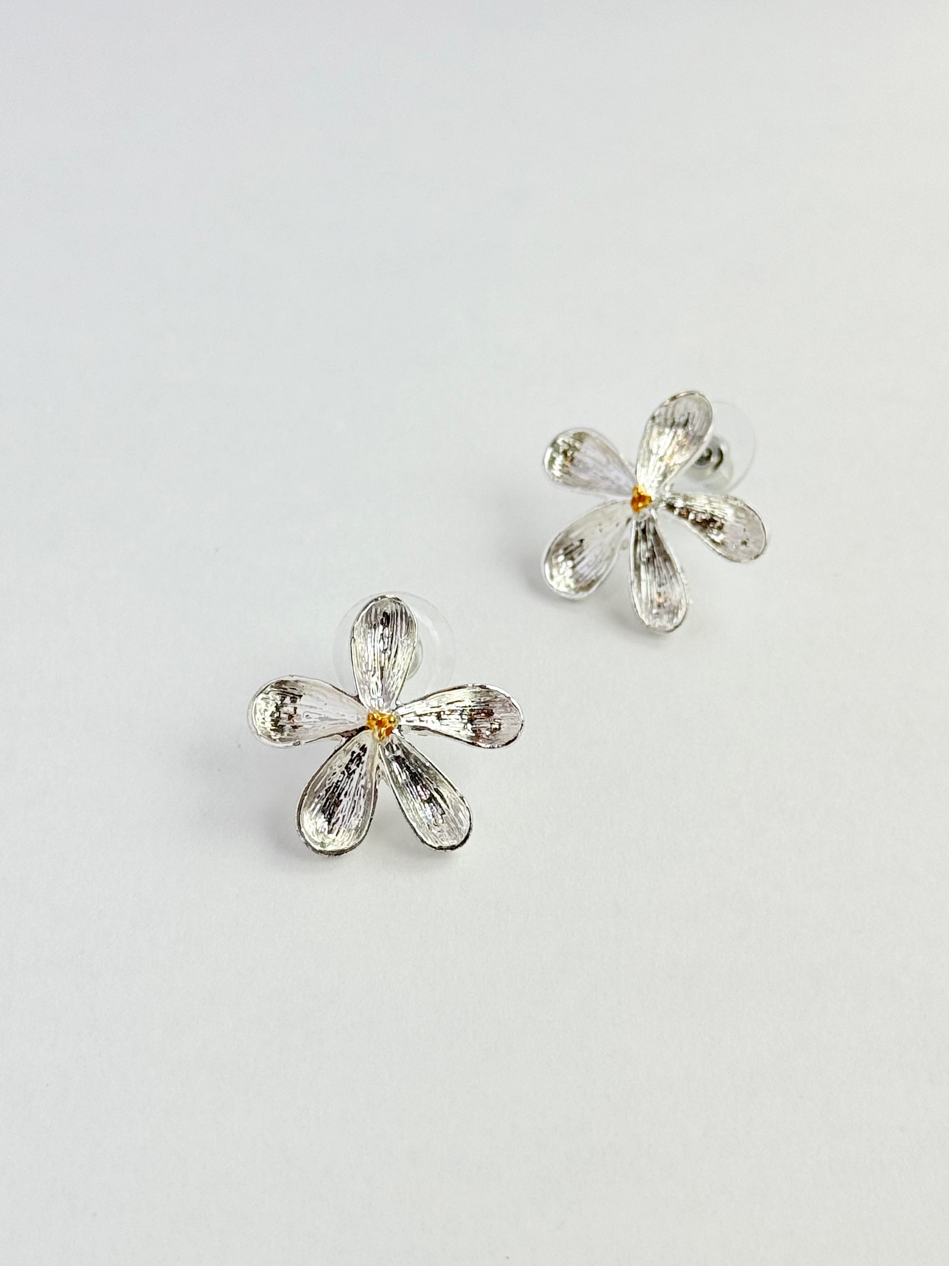 SILVER FLOWER STUD EARRINGS