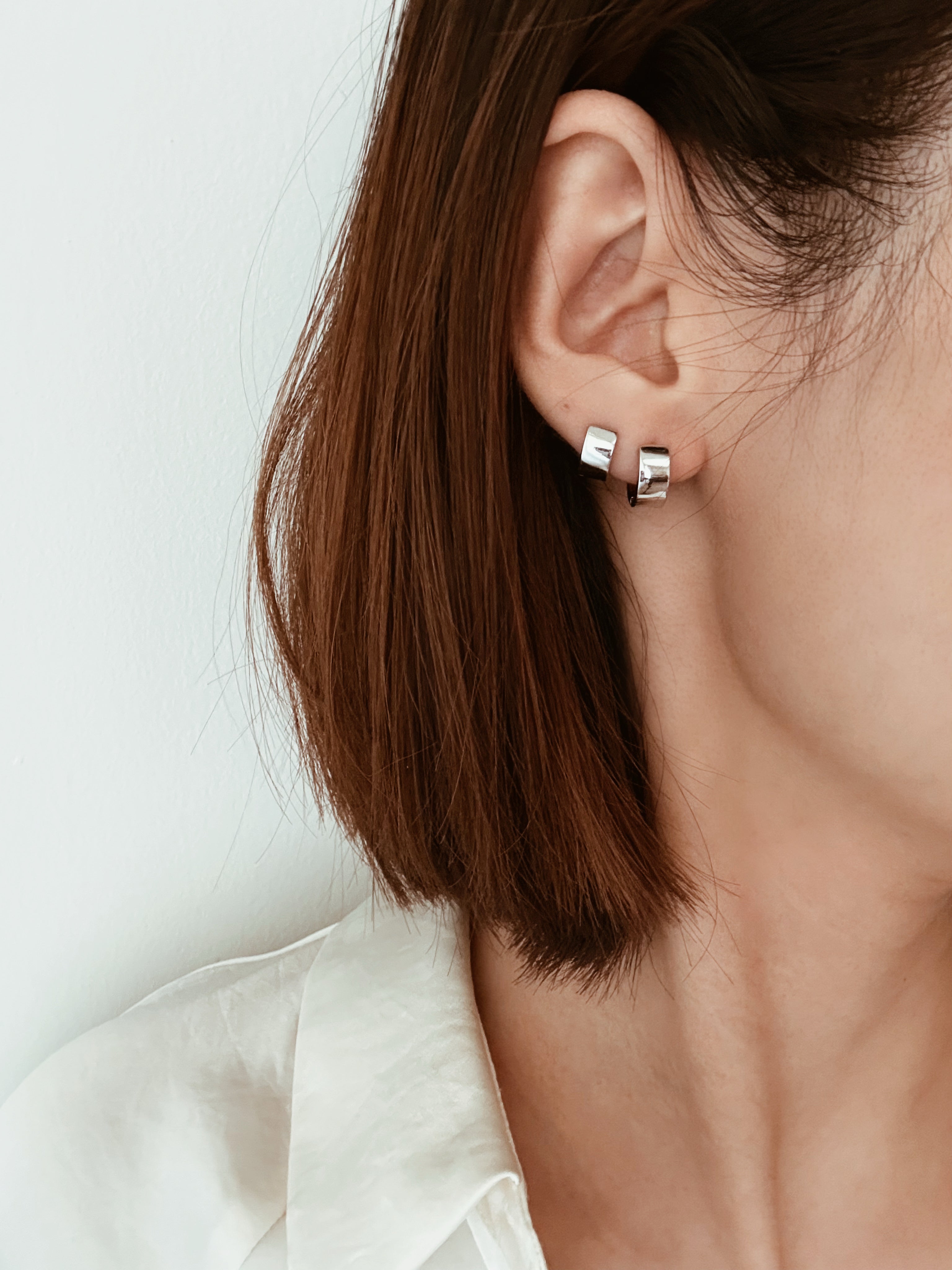 SILVER SMALL CHUNKY WIDE HUGGER HOOPS