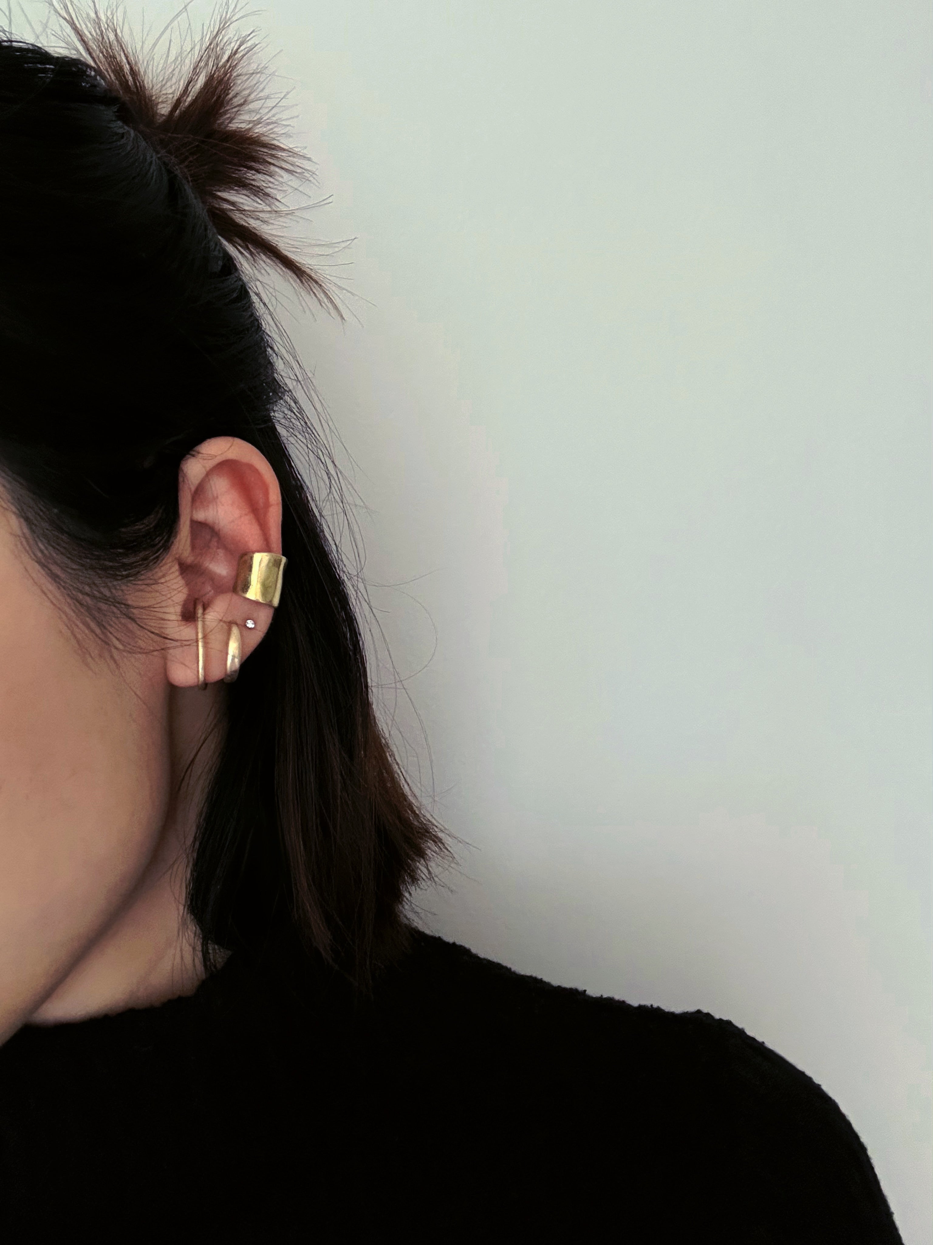 GOLD SPLIT HOOP EAR CUFF