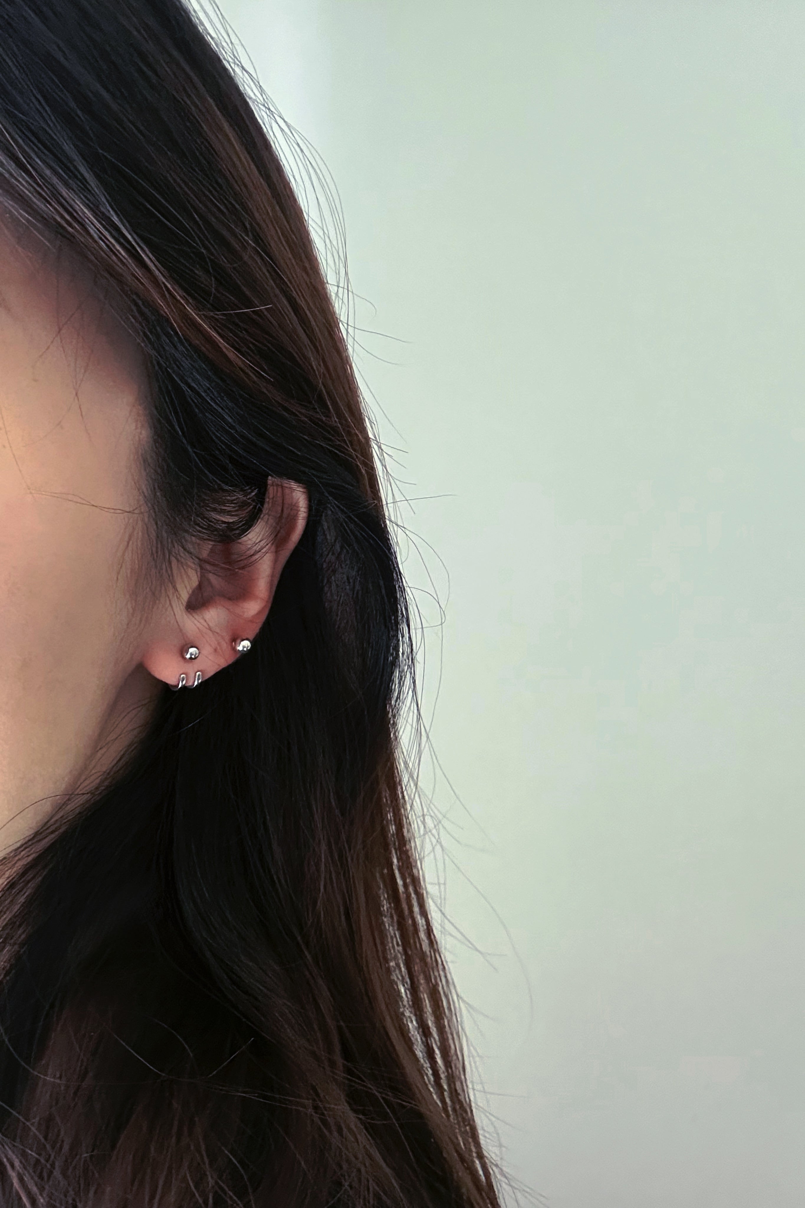 SILVER LIQUID DOUBLE-CLAW STUD EARRINGS