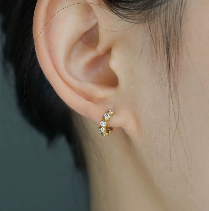 PAVÉ CLUSTER GEOMETRIC HUGGER HOOPS