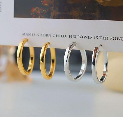 CLASSIC GOLD SLEEK HOOP EARRINGS