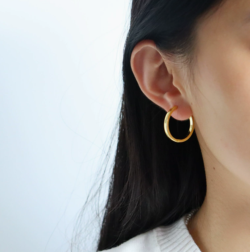 CLASSIC GOLD SLEEK HOOP EARRINGS
