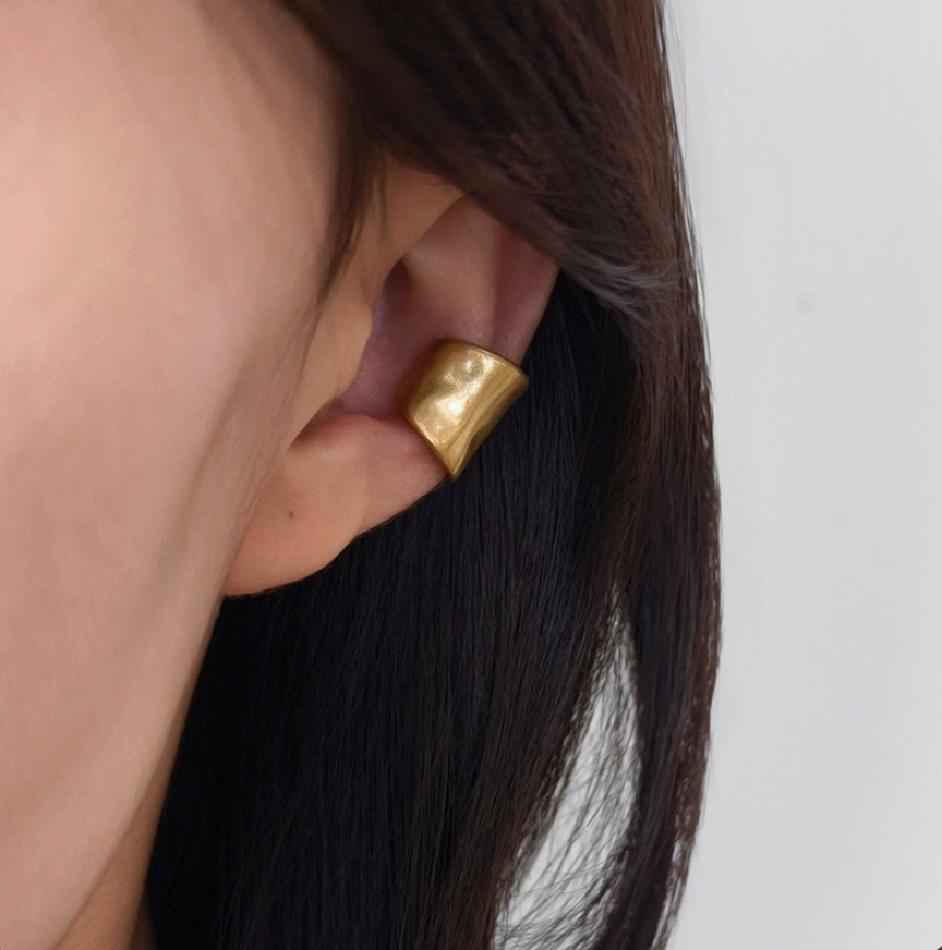 VINTAGE MATTE WIDE ARCHED EAR CUFF - GOLD